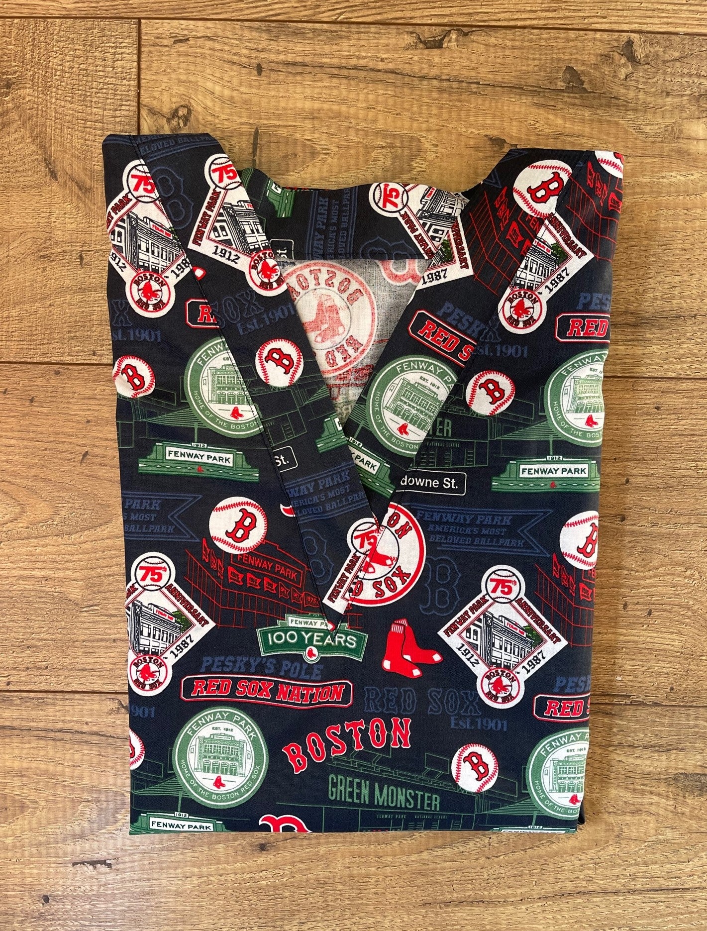 MLB Boston Red Sox Nurse's Scrubs Uniform Top Shirt Size S Red Blue Cotton